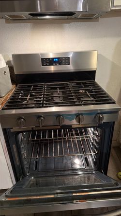Newer Whirlpool Stove & Oven 1 1/2 years  years old