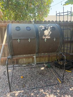 The Mantis ComposT-Twin composter (4000-00-03) revolutionized the composting process with this large-capacity, dual-bin compost tumbler. The easy-use,
