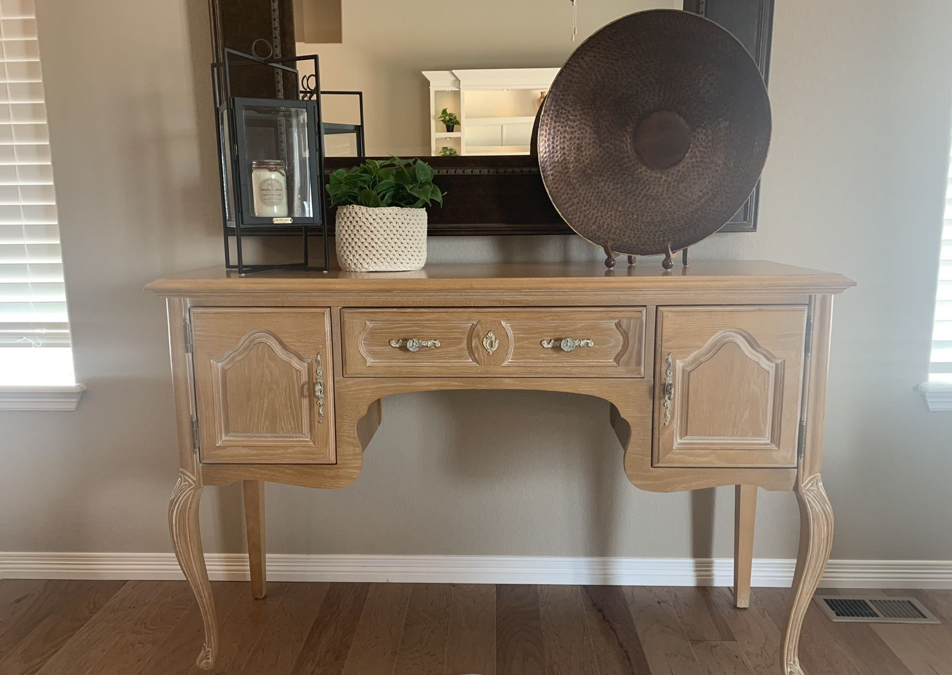 CONSOLE TABLE 