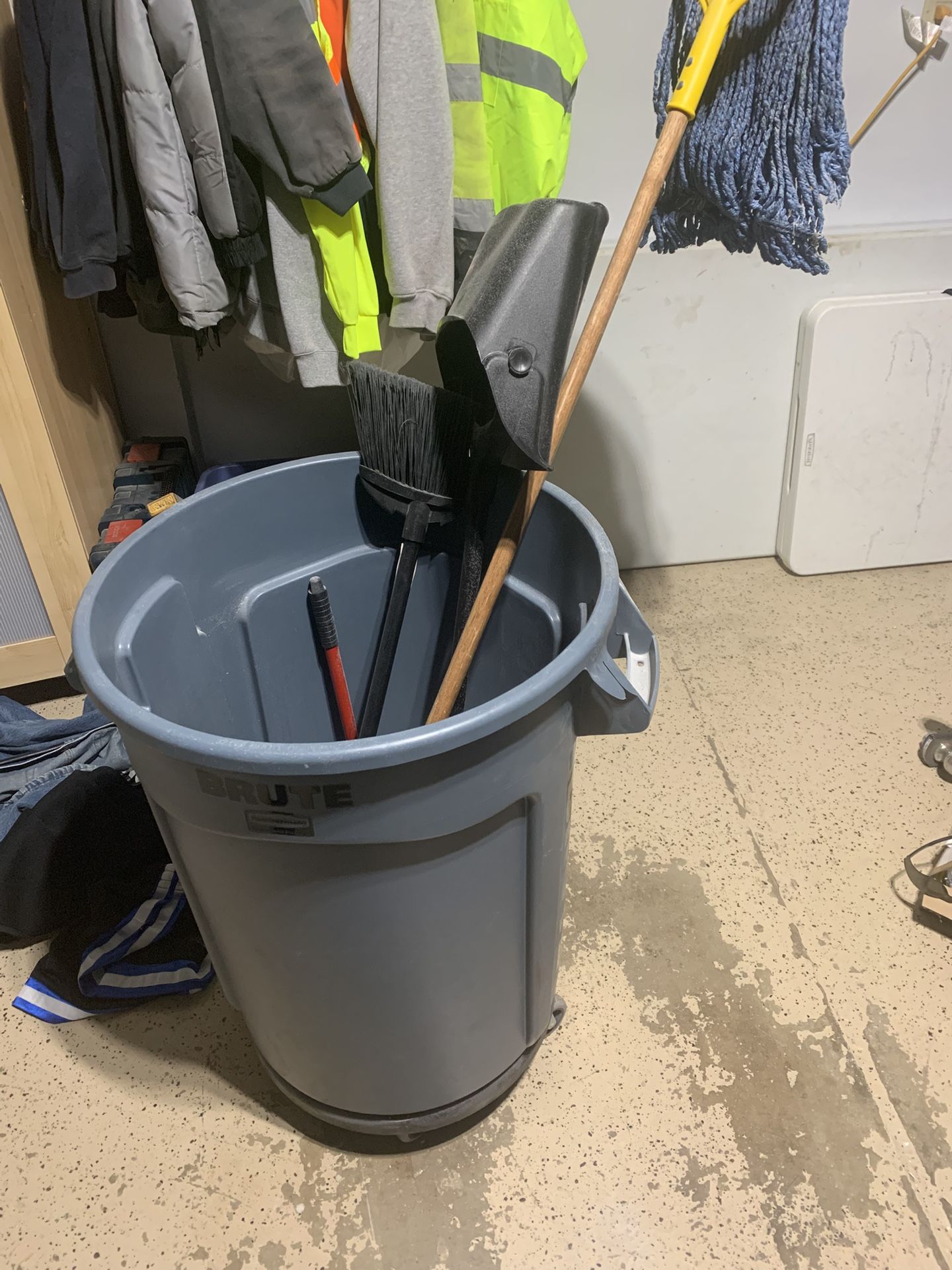 Garbage Can For Garbage Or Cleaning 