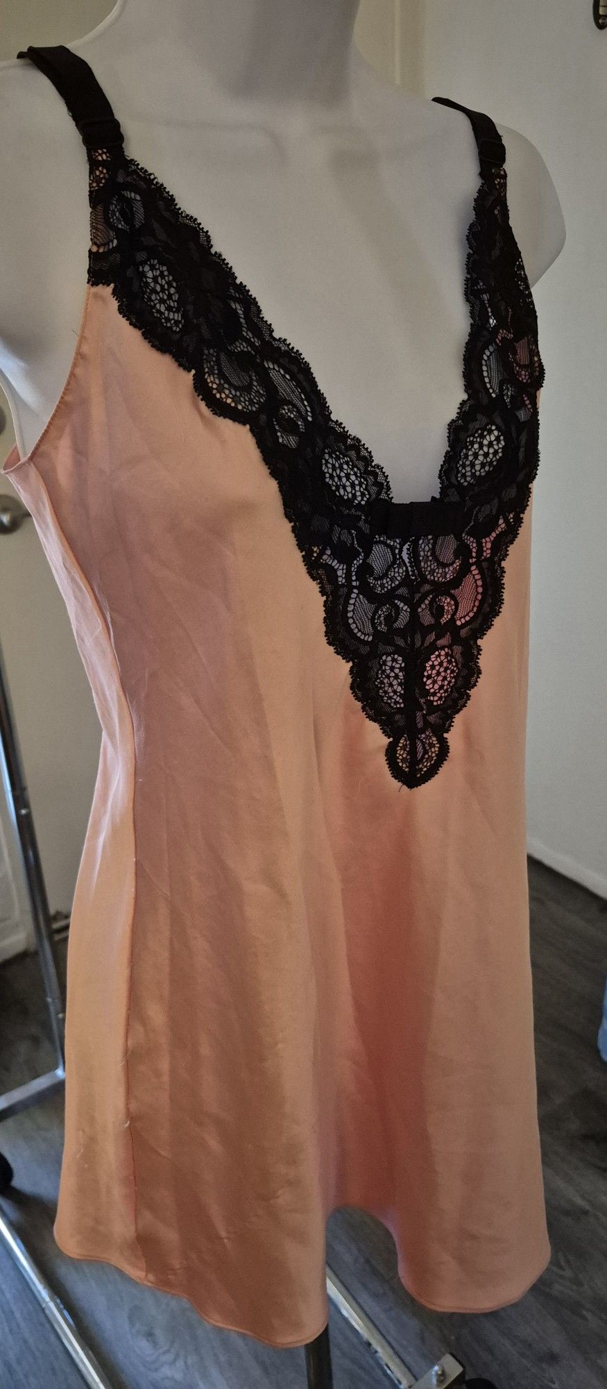 NEW VICTORIA'S SECRET LINGERIE..A PINK SILK/ BLACK LACED BEAUTY! 💥COMES WITH LARGE NEW VS BOX!!🔥