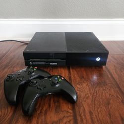 Xbox One + Controllers