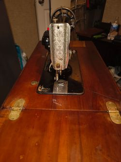 Singer Antique 1910 sowing machine and button holer.