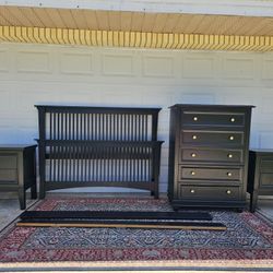 Black & Gold Queensize Bedroom Set..