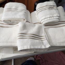 Gently Used  Sonoma 2 - Bath Towels   2- Hand Towels  1 - Washcloth