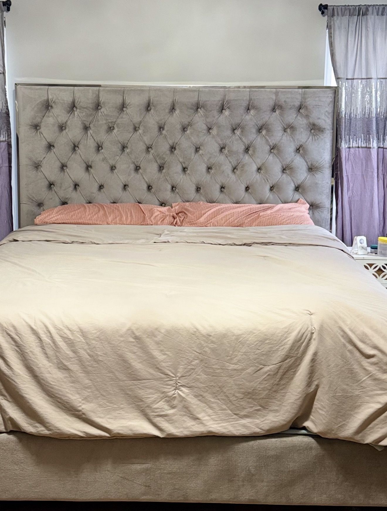King Size Upholstered Bed Frame and box – Tufted Headboard (Excellent Condition) 🛏️✨