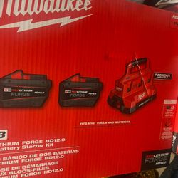 Cargador De Carga Rápido Y Dos Pilas Forge HD12.0 Milwaukee Packout 