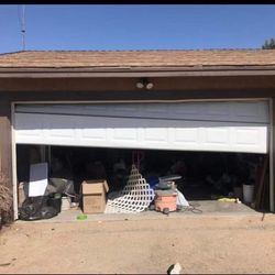 Garage Door. Puerta De Garage 