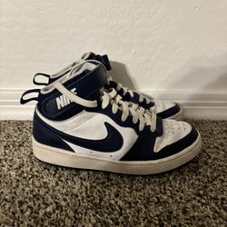 Nike shoes (check the description)