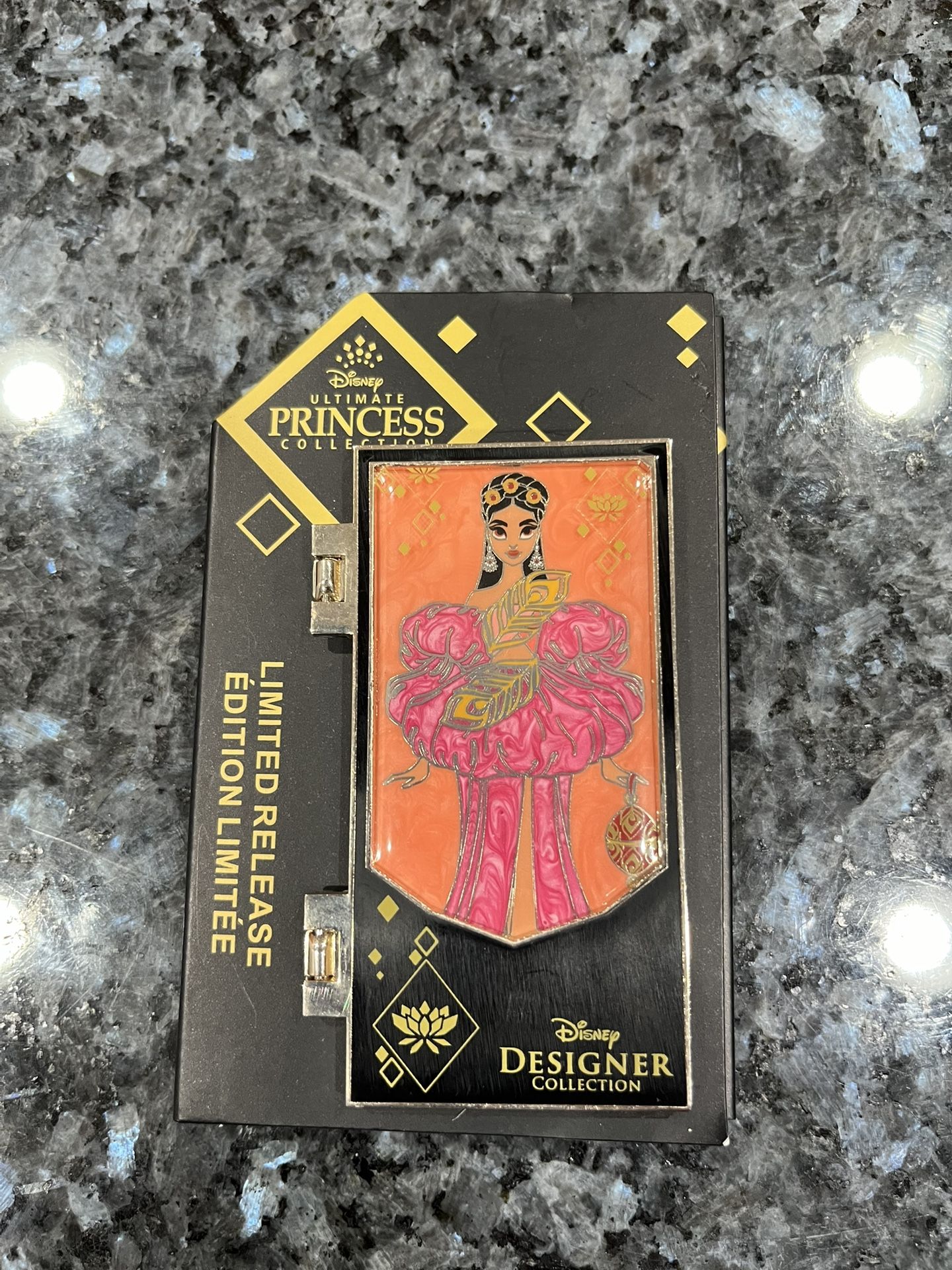 Disney Ultimate Princess Designer Collection Jasmine Limited Release Pin. Size approximately 3 inches long and 1 3/4 wide. Brand new on original ca