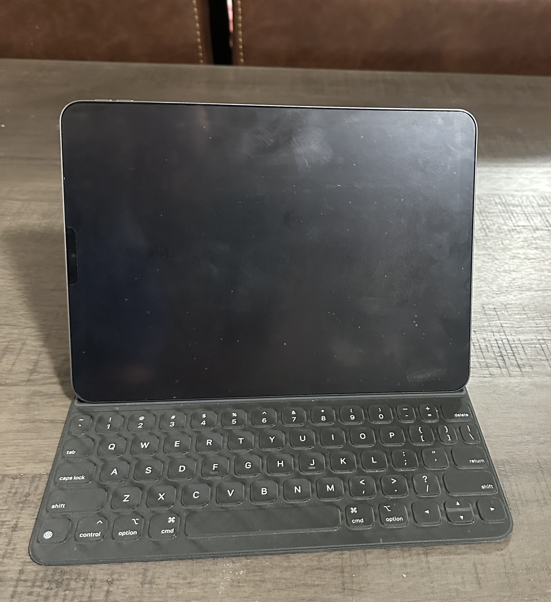Ipad Smart Keyboard Folio(2 Wks Old) Pics Show Holding Ipad But This Is Just The Keyboard Folio