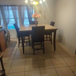 Dinning Room Table And Chandelier 
