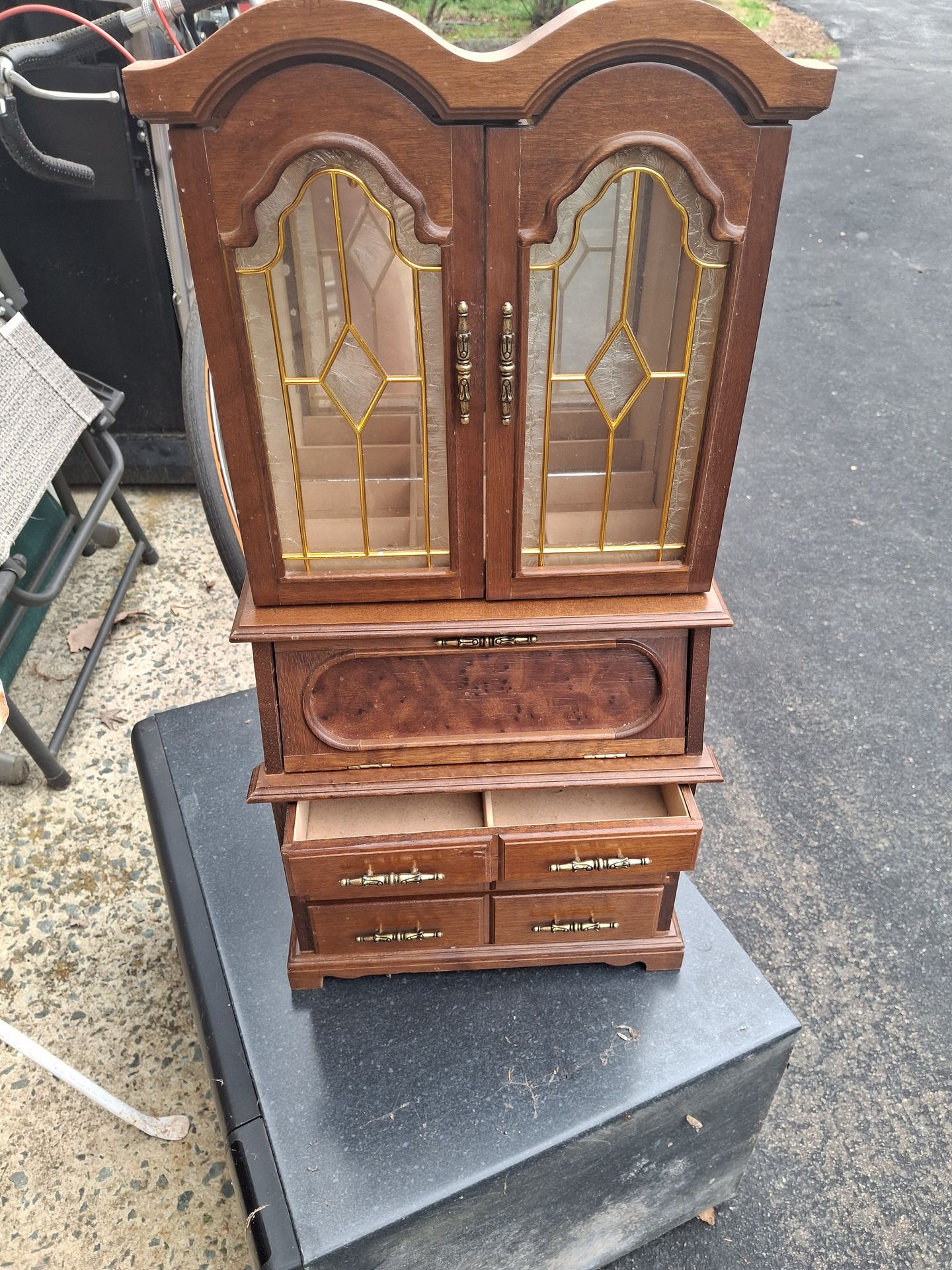 Jewelry armoire