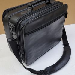Targus CUN1/OCU2 Black Leather Padded Laptop Shoulder Carry Case Bag