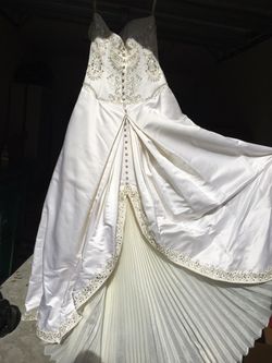 Wedding Dress size 6, only used once. 1500$ is what we paid.