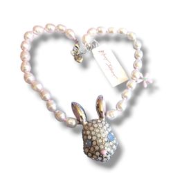 BETSEY JOHNSON  AUTHENTIC SHORT BUNNY PEARL PENDANT NECKLACE NWT
