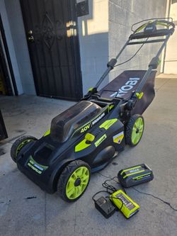 RYOBI 40V CORDLES BRUHLESS 20"IN SELF PROPELLED LANW MOWER KIT BATTERY AND CHARGER