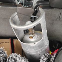1 Aluminium Tank And 2 Forklift Tanks And 2 BBQ Tanks
