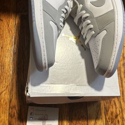 Jordan 1 Low 9.5 Men NEW