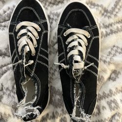 Women’s Shoe - Size 10