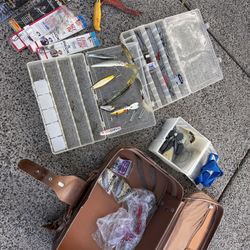 LARGE LOT OF FISHING LURES HOOKS FISHING MISC EQUIPMENT