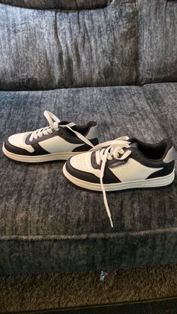 NAUTICA white and black size US 2