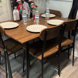 Table With 4 Chairs 