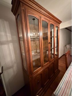 Beautiful traditional solid wood china cabinet / hutch in excellent condition