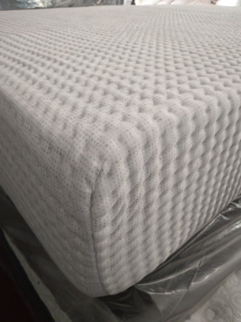 Queen Size Mattress Memory Foam Set, Warehouse