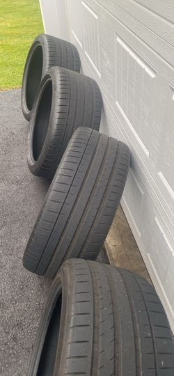 (2) 295 /35 /21 And (2) 265/40 /21 Michelin