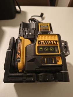 DeWalt 12V Green Beam Laser Level with Battery and Charger