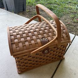 vintage picnic basket. great condition