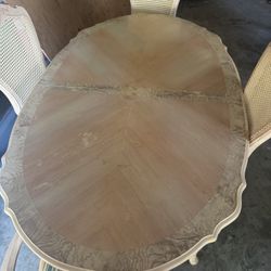 Una Mesa De 4 Sillas en Perfectas Condiciones $175
