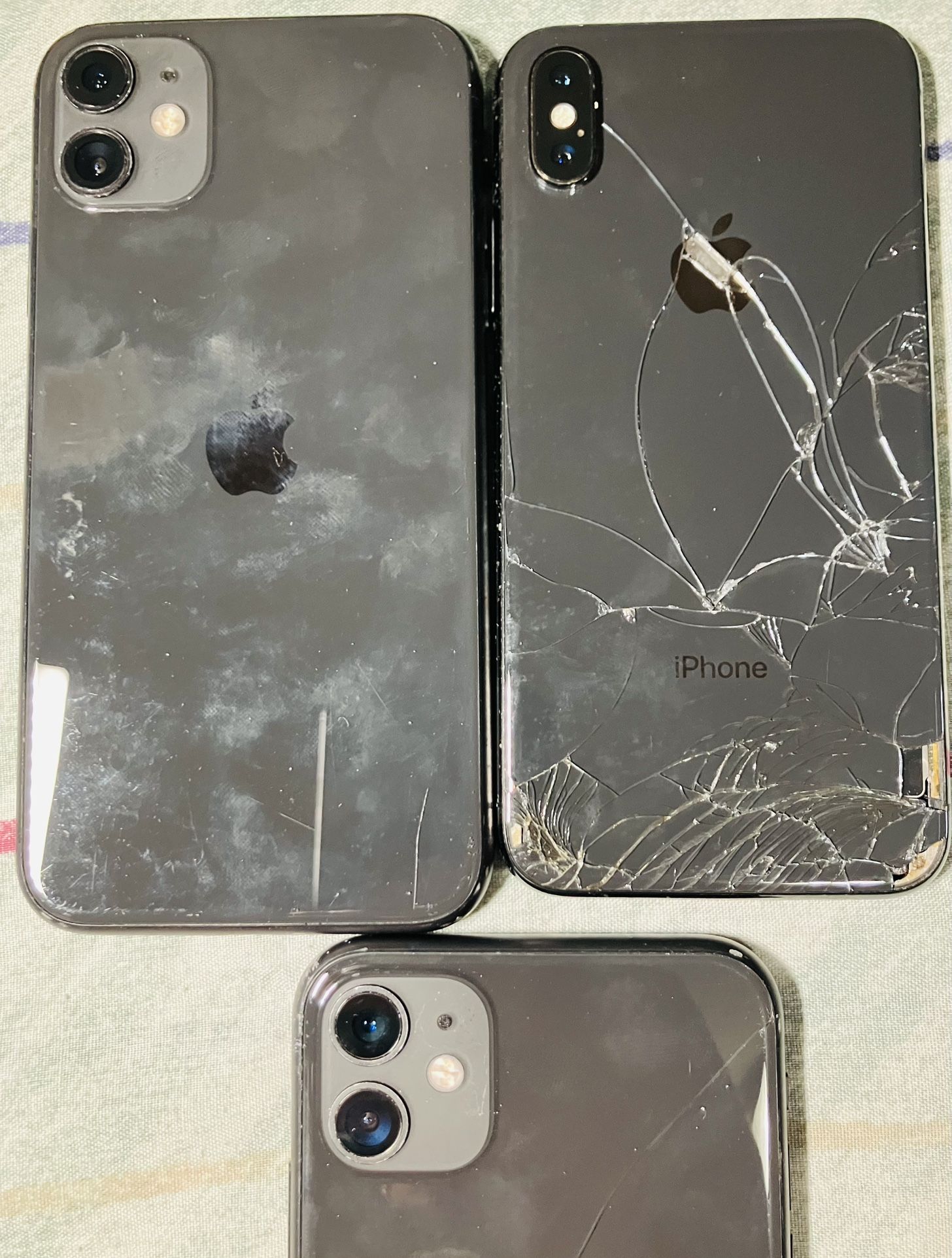 MAKE OFFER 3 IPHONES NEED SCREENS BACK GLASS ALL POWER UP NOT BLACKLISTED NOT LOCKED NEED TO SELL TODAY