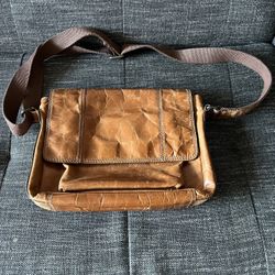 Beautiful leather Fossil messenger bag! 