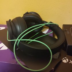Selling One Xbox Velar Stereo Gaming Headset For Xbox . It's Used By Only Once. 