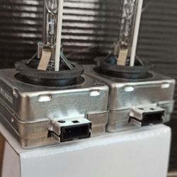 D1S HID Bulbs, 6000K Cool White, 150% Lighting Distance, Xenon Bulb, IP67 Design with Metal Stents Base