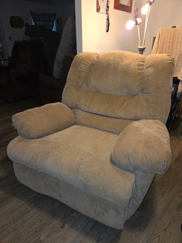 Ashley Recliner (( manual )) Delivery Available