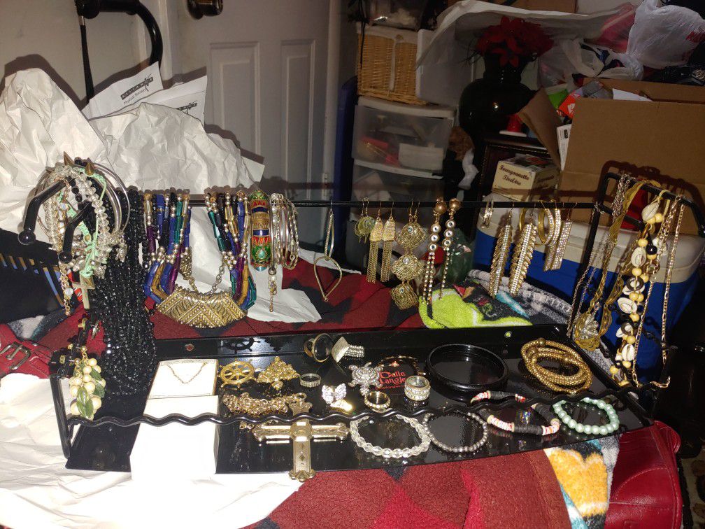 Jewelryry And The Stand All The Jewelry On