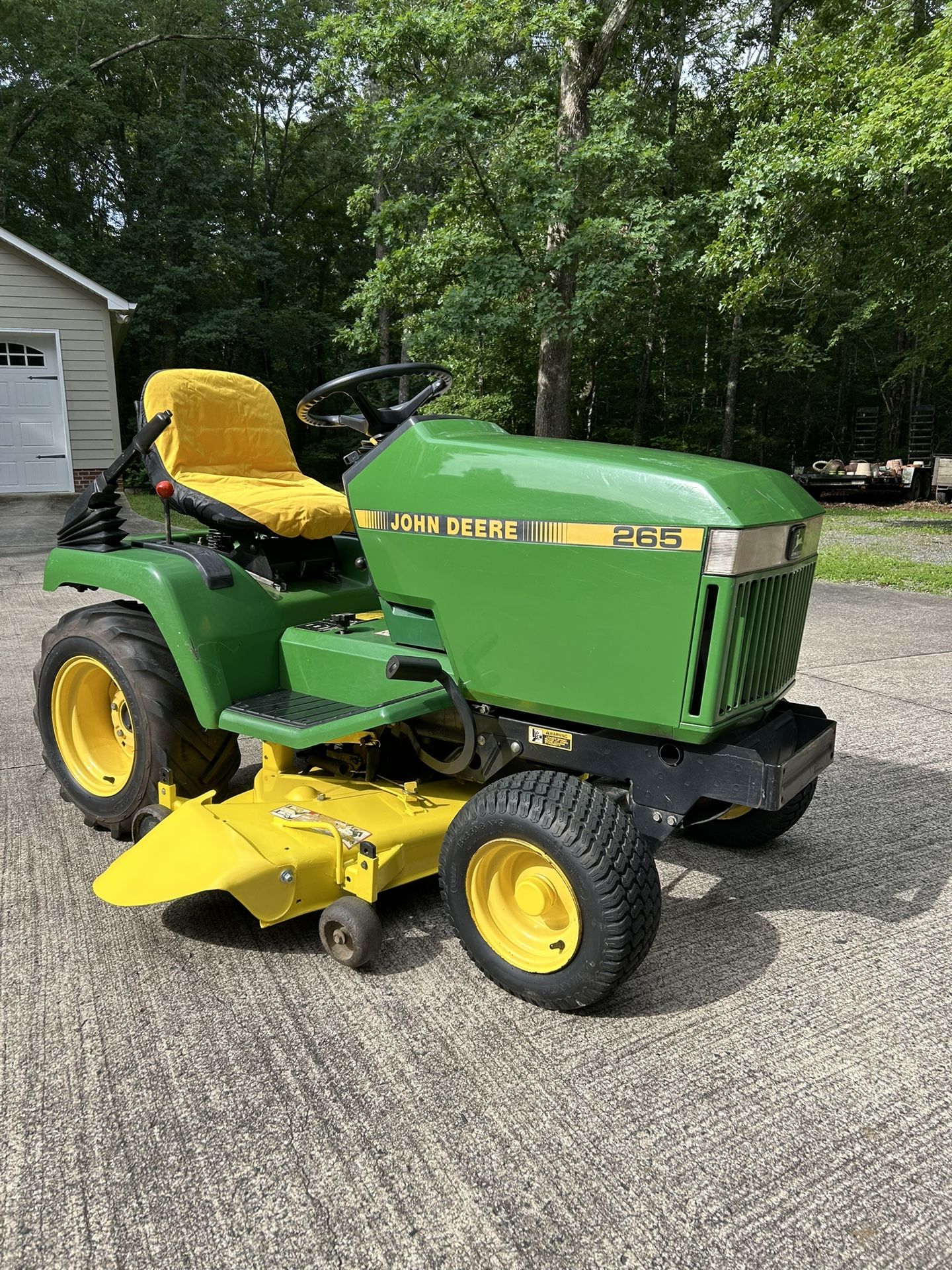 John Deere 265 Lawn Tractor