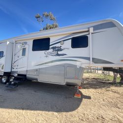 07 Newmar Cypress diamond package fifth wheel triple slides