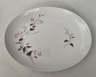 Vintage Kohuna Ware “Clifton” 1803 large oval serving platter, made in Japan. Pretty pink floral vine design on white ceramic.
Size: 14 in × 10.5 in.