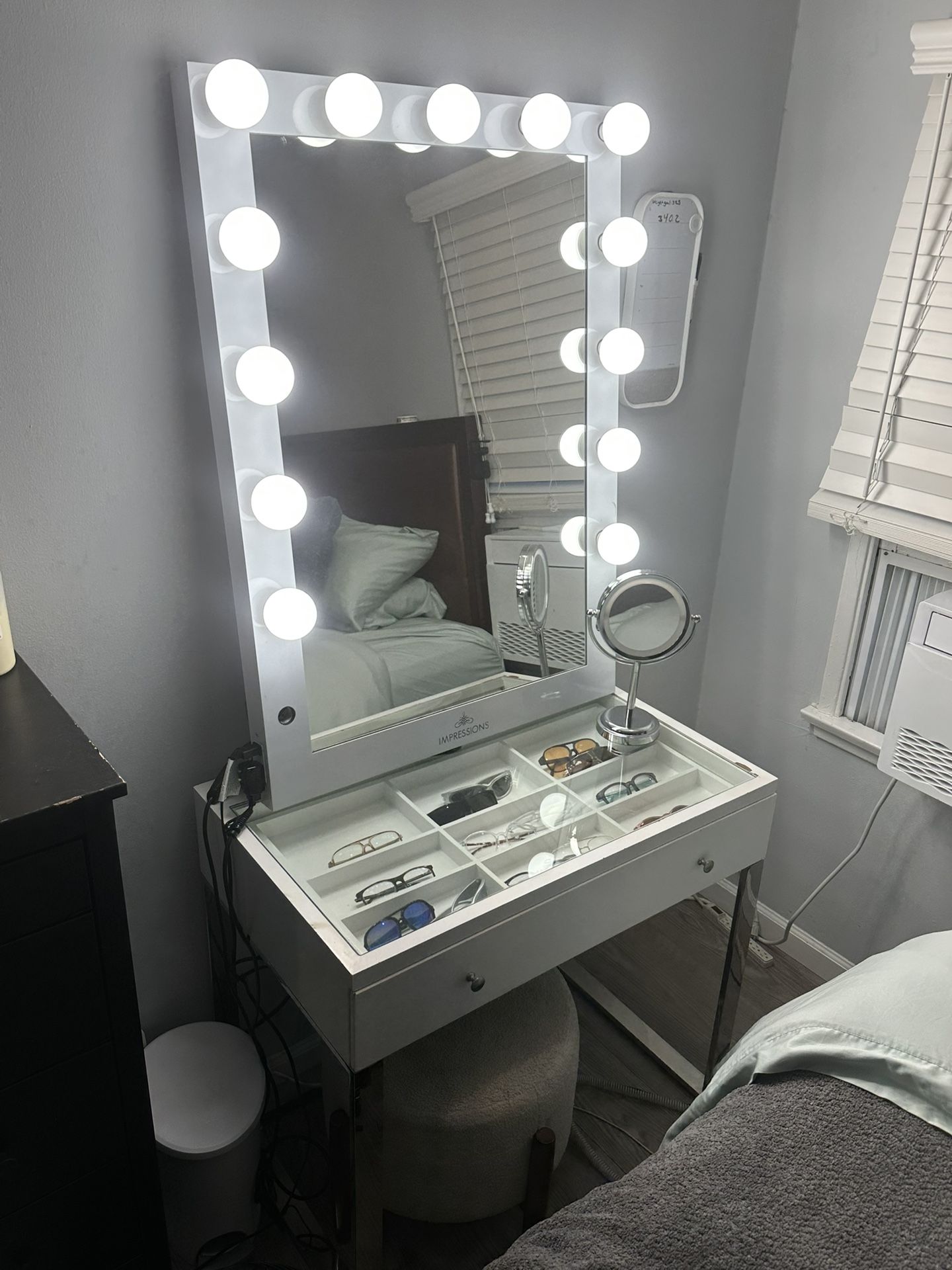 Makeup Vanity Mirror And Table