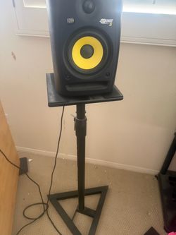 2 Speakers with stand