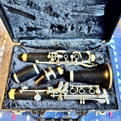 Artley 17S Bb Clarinet – Complete Set w/ Case