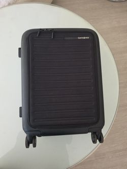 Samsonite Variate Spinner Carry-on Suitcase USB