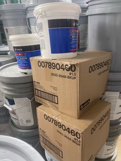 Variedad de pintura y material