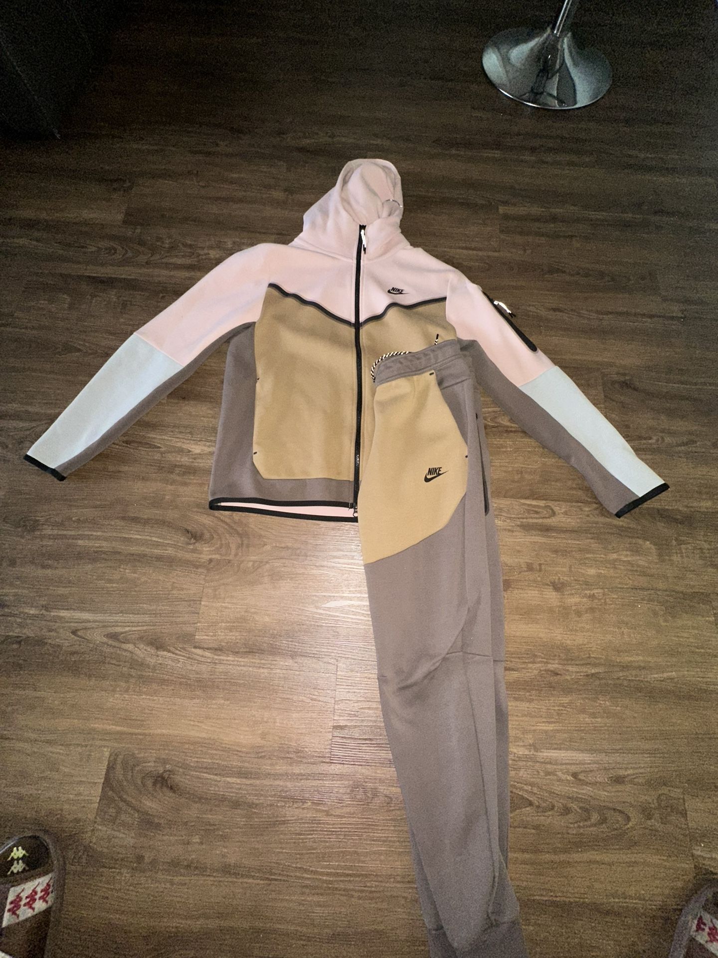 Nike Tech Fleece Tracksuits and Hoodies Flavors