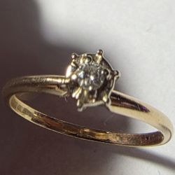 14k Gold Ring 1.37g