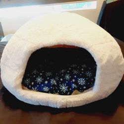 Pet Bed. 10in Tall 18in Wide. White/Blue w/ Removeable Snowflake Pillow Insert